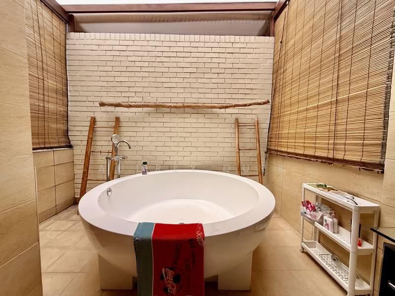 Braddell Heights Estate, 20 Jalan Girang, 6 Bedrooms, 5,500 sqft, Semi-Detached House For Sale, by Audrey Quek, 500112005 - Bathroom - PropertyGuru.com.sg