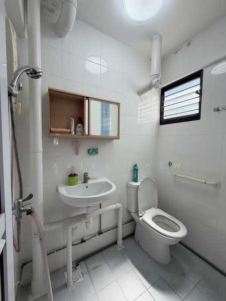 475 Ang Mo Kio Avenue 10, 475 Ang Mo Kio Avenue 10, 2 Bedrooms, 721 sqft, HDB Flat For Sale, by Javier Chew, 500112027 - Bathroom - PropertyGuru.com.sg