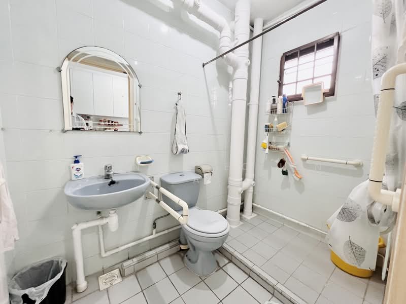 329 Sembawang Close, 329 Sembawang Close, 3 Bedrooms, 1,087 sqft, HDB Flat For Sale, by Connor Teo Jun Hao, 500112076 - Bathroom - PropertyGuru.com.sg
