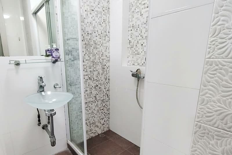 Parc Oasis, 49 Jurong East Avenue 1, Room Rental, 200 sqft, Condominium For Rent, by Charlotte Lin, 500112150 - Bathroom 6 - PropertyGuru.com.sg