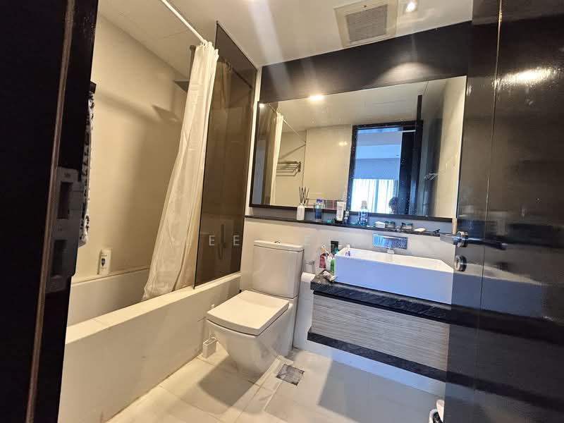 Marina Bay Residences, 18 Marina Boulevard, 2 Bedrooms, 1,066 sqft, Condominium For Rent, by Lee Yeen, 500112166 - Bathroom - PropertyGuru.com.sg