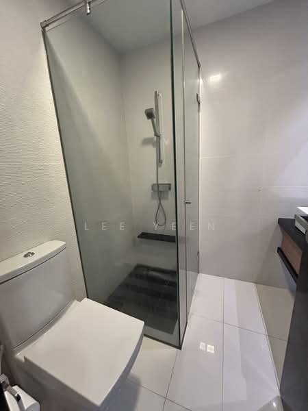 Marina Bay Residences, 18 Marina Boulevard, 2 Bedrooms, 1,066 sqft, Condominium For Rent, by Lee Yeen, 500112166 - Bathroom - PropertyGuru.com.sg