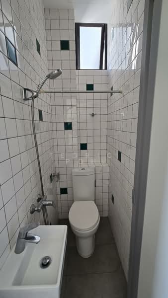 The Summit, 457 Upper East Coast Road, 3 Bedrooms, 1,668 sqft, Condominium For Rent, by Tedric Poh, 500112167 - Helper toilet - PropertyGuru.com.sg
