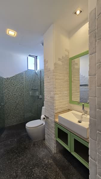 The Summit, 457 Upper East Coast Road, 3 Bedrooms, 1,668 sqft, Condominium For Rent, by Tedric Poh, 500112167 - Common bathroom - PropertyGuru.com.sg
