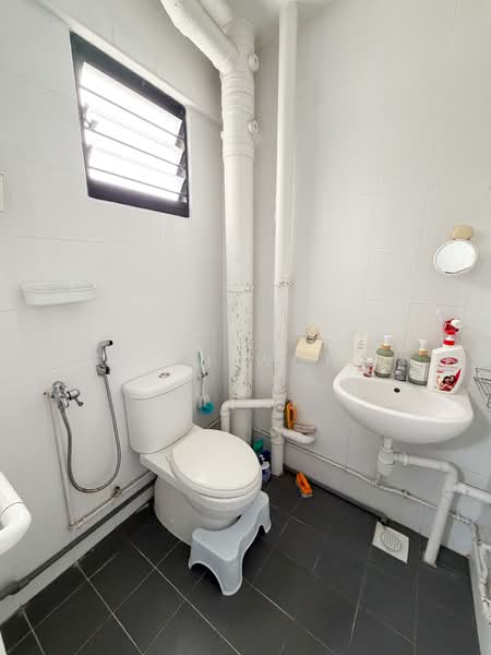 251 Jurong East Street 24, 251 Jurong East Street 24, 3 Bedrooms, 968 sqft, HDB Flat For Sale, by Zach Wong, 500112173 - Bathroom - PropertyGuru.com.sg