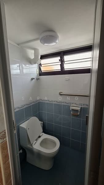 6 Holland Close, 6 Holland Close, 3 Bedrooms, 950 sqft, HDB Flat For Rent, by Sara Ong, 500112204 - Bathroom - PropertyGuru.com.sg