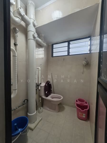 212 Ang Mo Kio Avenue 3, 212 Ang Mo Kio Avenue 3, 2 Bedrooms, 721 sqft, HDB Flat For Rent, by Santhi Yogesparan, 500112254 - Bathroom - PropertyGuru.com.sg
