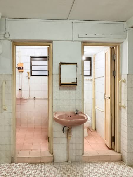 174 Lorong 1 Toa Payoh, 174 Lorong 1 Toa Payoh, 3 Bedrooms, 700 sqft, HDB Flat For Sale, by Patrick Lee, 500112337 - Bathroom - PropertyGuru.com.sg