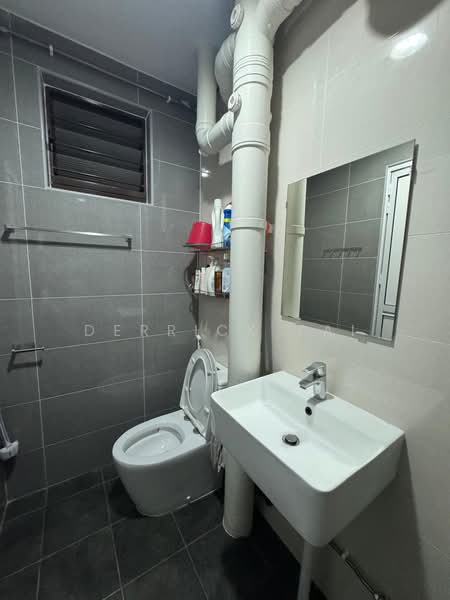 940 Jurong West Street 91, 940 Jurong West Street 91, 4 Bedrooms, 1,302 sqft, HDB Flat For Sale, by Derrick Tai, 500112339 - Bathroom - PropertyGuru.com.sg