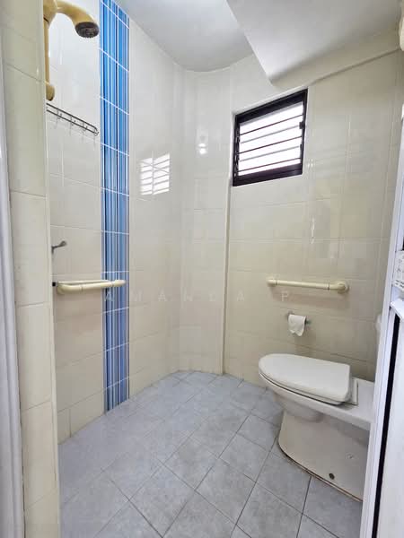 110 Hougang Avenue 1, 110 Hougang Avenue 1, 2 Bedrooms, 753 sqft, HDB Flat For Sale, by Amanda P, 500112449 - Bathroom - PropertyGuru.com.sg