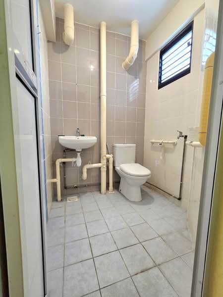 110 Hougang Avenue 1, 110 Hougang Avenue 1, 2 Bedrooms, 753 sqft, HDB Flat For Sale, by Amanda P, 500112449 - Bathroom - PropertyGuru.com.sg