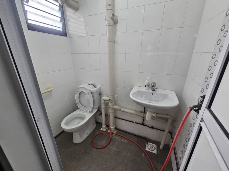 423 Bedok North Avenue 1, 423 Bedok North Avenue 1, 2 Bedrooms, 882 sqft, HDB Flat For Sale, by Jerine Teo, 500112484 - Bathroom - PropertyGuru.com.sg