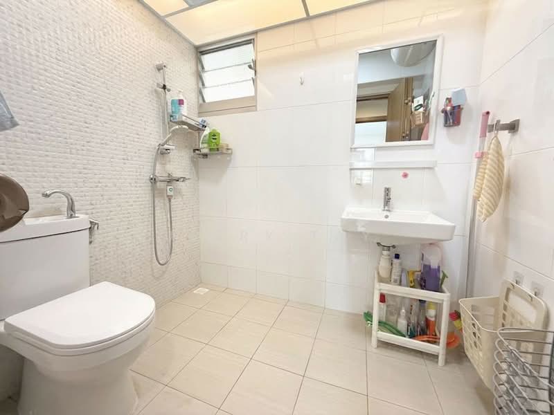 461C Bukit Batok West Avenue 8, 461C Bukit Batok West Avenue 8, 3 Bedrooms, 1,227 sqft, HDB Flat For Sale, by Jerry Tay, 500112523 - Common Bathroom - PropertyGuru.com.sg