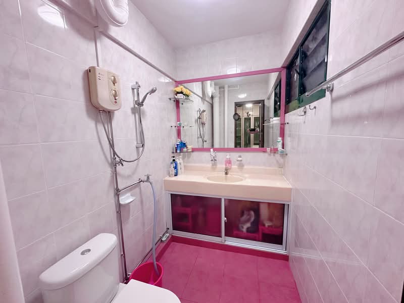 446 Jurong West Street 42, 446 Jurong West Street 42, 3 Bedrooms, 1,108 sqft, HDB Flat For Sale, by Sandy Hong, 500112545 - Bathroom - PropertyGuru.com.sg