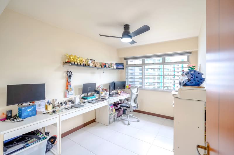 572A Woodlands Avenue 1, 572A Woodlands Avenue 1, 3 Bedrooms, 1,205 sqft, HDB Flat For Sale, by Odelia Tan, 500112646 - Study - PropertyGuru.com.sg