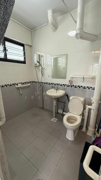 9 Jalan Rumah Tinggi, 9 Jalan Rumah Tinggi, 3 Bedrooms, 1,420 sqft, HDB Flat For Sale, by Dawn Jeslyn Lee 李籽嬴, 500112731 - Bathroom - PropertyGuru.com.sg