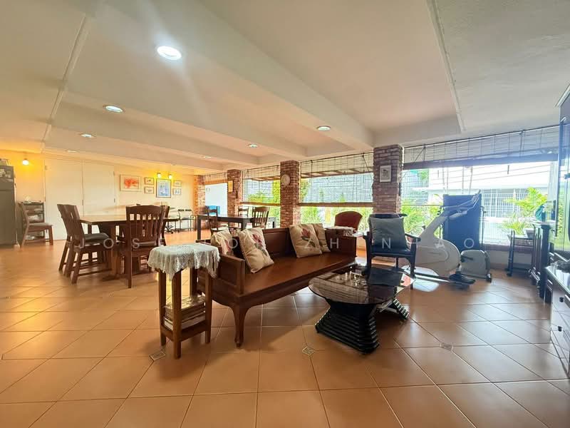 Raffles Park, Oriole Crescent, 6 Bedrooms, 3,400 sqft, Good Class Bungalow For Sale, by Jose Loh Zhenhao, 500112850 - Living Room - PropertyGuru.com.sg
