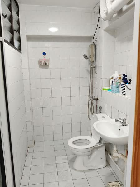 610 Yishun Street 61, 610 Yishun Street 61, Room Rental, 50 sqft, HDB Flat For Rent, by Angeline Lee, 500112851 - Bathroom - PropertyGuru.com.sg