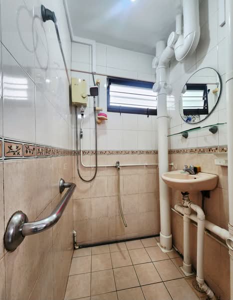 77 Indus Road, 77 Indus Road, 2 Bedrooms, 678 sqft, HDB Flat For Sale, by Kelvin Tan, 500112857 - Bathroom - PropertyGuru.com.sg
