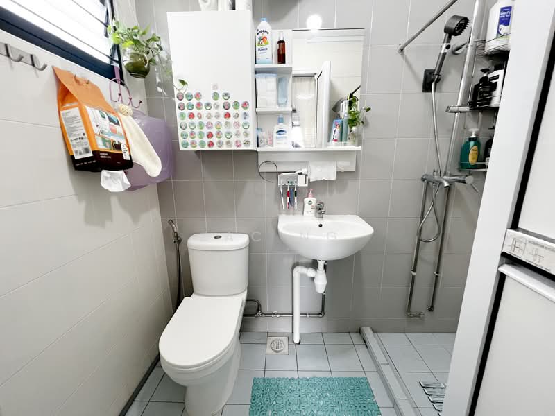 653 Hougang Avenue 8, 653 Hougang Avenue 8, 3 Bedrooms, 1,292 sqft, HDB Flat For Sale, by Zac Ng, 500112898 - Bathroom - PropertyGuru.com.sg