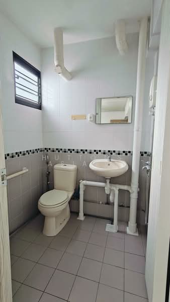 742 Yishun Avenue 5, 742 Yishun Avenue 5, 3 Bedrooms, 1,001 sqft, HDB Flat For Sale, by CLEO, 500112928 - Bathroom - PropertyGuru.com.sg