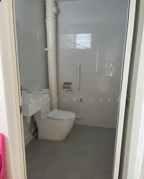 122 Pasir Ris Street 11, 122 Pasir Ris Street 11, 3 Bedrooms, 1,119 sqft, HDB Flat For Sale, by Patrick Chee, 500112939 - Bathroom - PropertyGuru.com.sg
