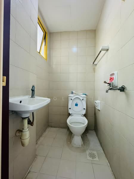 Villa Marina, 31 Jalan Sempadan, East Coast / Marine Parade, 3 Bedrooms, 1,249 sqft, Condominium For Sale, by Nicole Lin, 500112940 - Helper's wc - PropertyGuru.com.sg