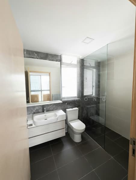 The Luxurie, 19 Compassvale Road, 3 Bedrooms, 1,055 sqft, Condominium For Sale, by James Hong, 500112988 - Bathroom (Ensuite) - PropertyGuru.com.sg