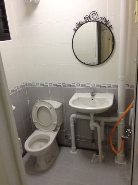 506 Ang Mo Kio Avenue 8, 506 Ang Mo Kio Avenue 8, 2 Bedrooms, 721 sqft, HDB Flat For Sale, by Tony Zhang, 500113009 - Bathroom - PropertyGuru.com.sg