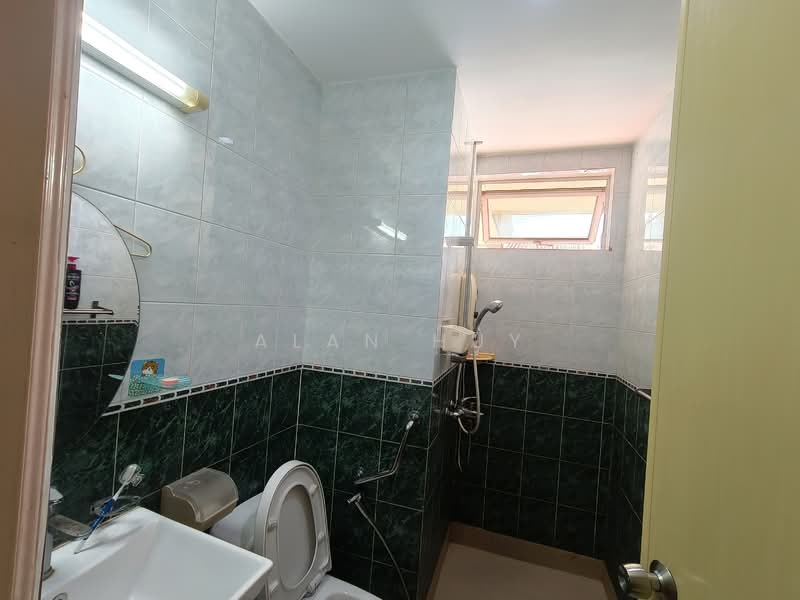 Thrift Drive, Thrift Drive, Room Rental, 300 sqft, Terraced House For Rent, by Alan Huy, 500113023 - Bathroom - PropertyGuru.com.sg