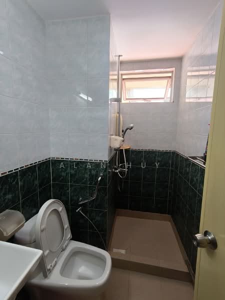 Thrift Drive, Thrift Drive, Room Rental, 300 sqft, Terraced House For Rent, by Alan Huy, 500113023 - Bathroom - PropertyGuru.com.sg