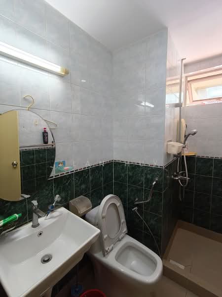 Rochdale Road, Rochdale Road, Room Rental, 300 sqft, Terraced House For Rent, by Alan Huy, 500113027 - Bathroom - PropertyGuru.com.sg