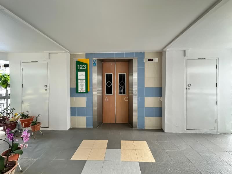 123 Lorong 1 Toa Payoh, 123 Lorong 1 Toa Payoh, 2 Bedrooms, 721 sqft, HDB Flat For Sale, by Anthea Chang, 500113044 - Corridor - PropertyGuru.com.sg