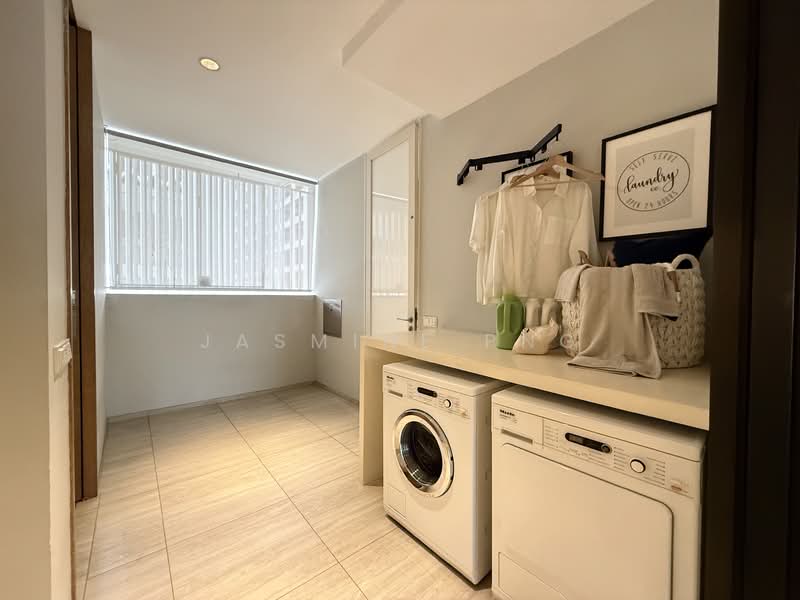 Eden Residences Capitol, 11 Stamford Road, 4 Bedrooms, 3,003 sqft, Condominium For Sale, by Jasmine Png, 500113058 - Yard with Helpers room & toilet - PropertyGuru.com.sg