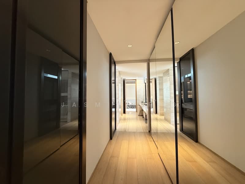 Eden Residences Capitol, 11 Stamford Road, 4 Bedrooms, 3,003 sqft, Condominium For Sale, by Jasmine Png, 500113058 - Master Walk-in Wardrobe - PropertyGuru.com.sg