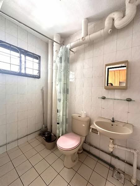 233 Compassvale Walk, 233 Compassvale Walk, 3 Bedrooms, 1,324 sqft, HDB Flat For Rent, by Steven Choo, 500113112 - Bathroom - PropertyGuru.com.sg