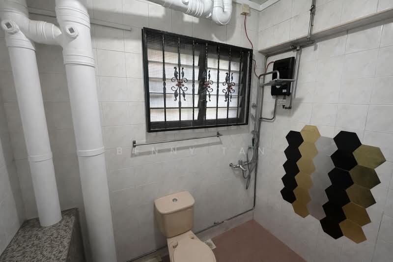 645 Jurong West Street 61, 645 Jurong West Street 61, 3 Bedrooms, 1,087 sqft, HDB Flat For Sale, by Benny Tan, 500113132 - Bathroom - PropertyGuru.com.sg
