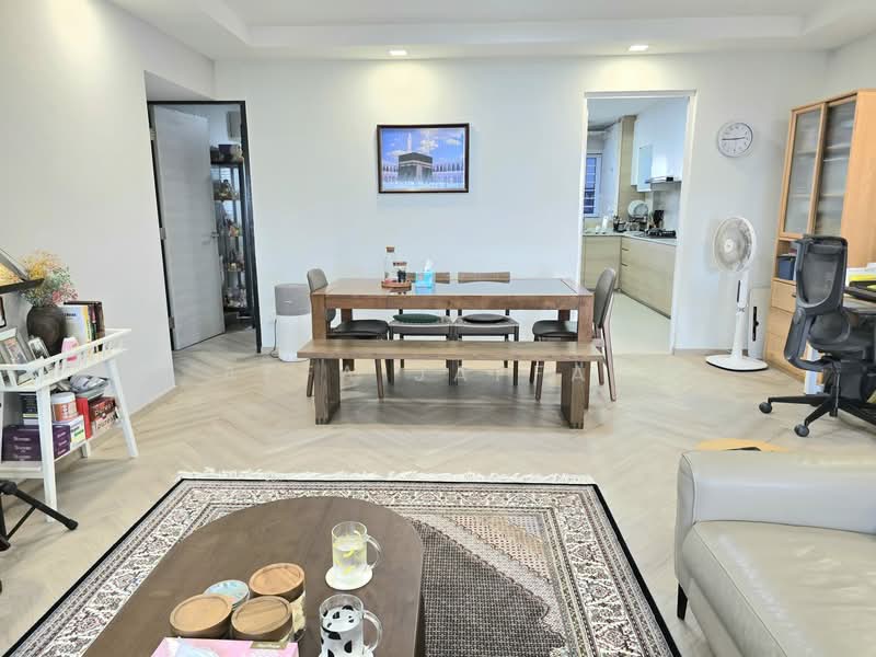 879 Tampines Avenue 8, 879 Tampines Avenue 8, 3 Bedrooms, 1,109 sqft, HDB Flat For Sale, by Affa Jaffar, 500113134 - Living Room - PropertyGuru.com.sg