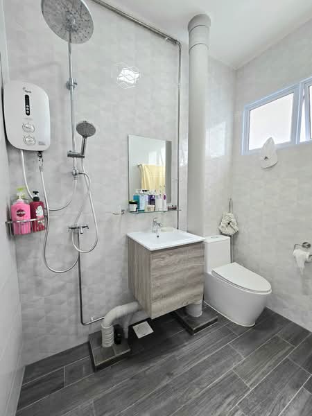 879 Tampines Avenue 8, 879 Tampines Avenue 8, 3 Bedrooms, 1,109 sqft, HDB Flat For Sale, by Affa Jaffar, 500113134 - Bathroom - PropertyGuru.com.sg