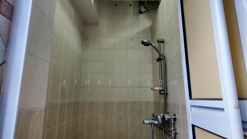 891 Tampines Avenue 8, 891 Tampines Avenue 8, 3 Bedrooms, 1,076 sqft, HDB Flat For Sale, by Athalie Low, 500113136 - Bathroom - PropertyGuru.com.sg