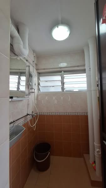 1 Lorong 7 Toa Payoh, 1 Lorong 7 Toa Payoh, 3 Bedrooms, 650 sqft, HDB Flat For Sale, by (Ekky) Sri Redjeki Widjaja, 500113187 - Bathroom - PropertyGuru.com.sg