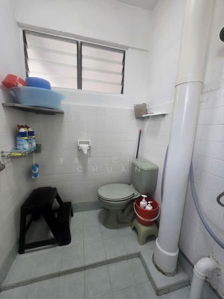 326 Clementi Avenue 5, 326 Clementi Avenue 5, 2 Bedrooms, 882 sqft, HDB Flat For Sale, by Yap Chin Chuan, 500113208 - Bathroom - PropertyGuru.com.sg