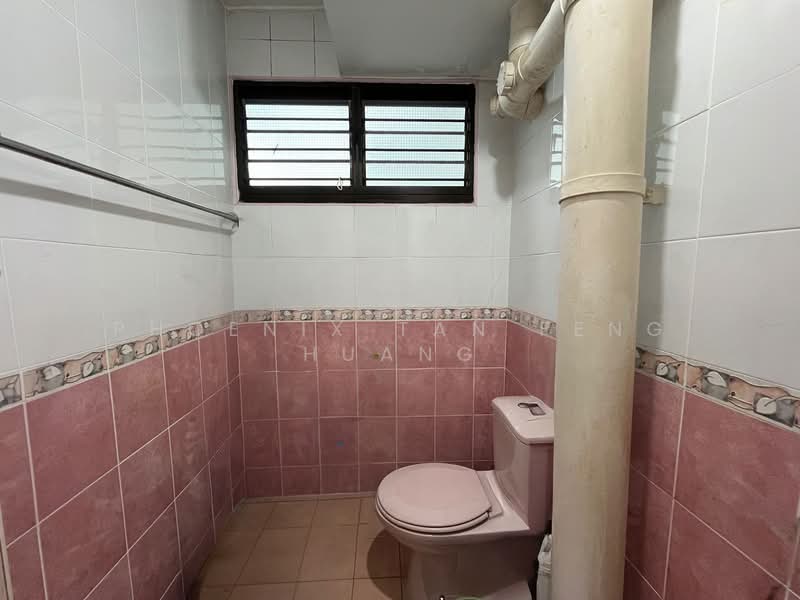 206 Marsiling Drive, 206 Marsiling Drive, 2 Bedrooms, 732 sqft, HDB Flat For Sale, by Phoenix Tan Feng Huang, 500113224 - Bathroom - PropertyGuru.com.sg