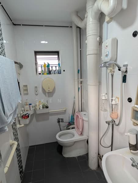 917 Jurong West Street 91, 917 Jurong West Street 91, Room Rental, 190 sqft, HDB Flat For Rent, by Ken Tay, 500113248 - Bathroom - PropertyGuru.com.sg