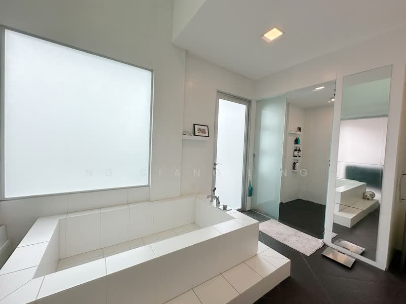 Wareham Road, Goodman Road, Crescent Road, Wareham Road, Poole Road, 8 Bedrooms, 8,000 sqft, Detached House For Sale, by Ng Siang Ling, 500113250 - Bathroom - PropertyGuru.com.sg