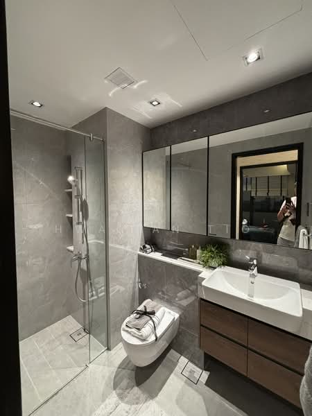 Blossoms By The Park, 9 Slim Barracks Rise, 2 Bedrooms, 678 sqft, Condominium For Sale, by Hwa San TIO, 500113263 - Bathroom - PropertyGuru.com.sg