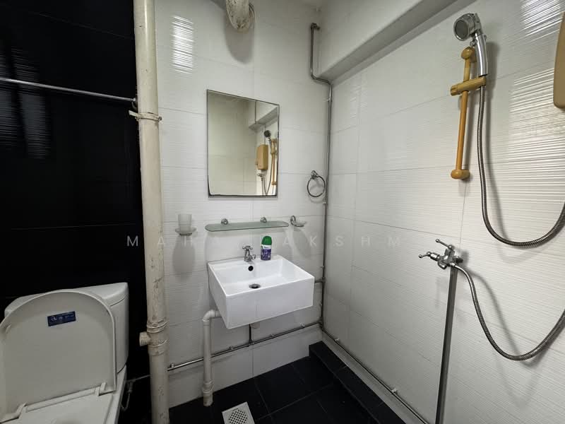 609 Yishun Street 61, 609 Yishun Street 61, 2 Bedrooms, 904 sqft, HDB Flat For Rent, by MAHA LAKSHMI, 500113272 - Bathroom - PropertyGuru.com.sg