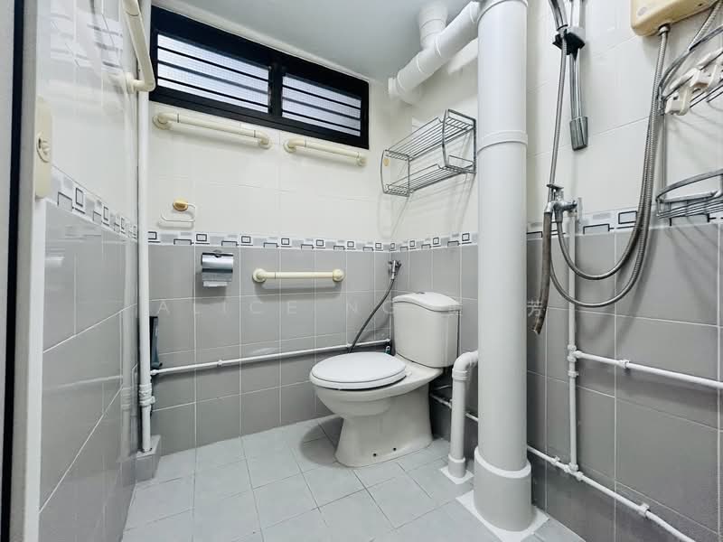 211 Ang Mo Kio Avenue 3, 211 Ang Mo Kio Avenue 3, 2 Bedrooms, 721 sqft, HDB Flat For Rent, by Alice Ng 黄素芳, 500113321 - Bathroom - PropertyGuru.com.sg