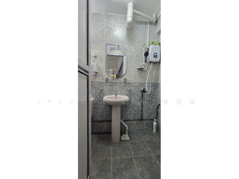 263 Yishun Street 22, 263 Yishun Street 22, 2 Bedrooms, 689 sqft, HDB Flat For Sale, by Jasmine Lim 林慧晶, 500113327 - Master Bath - PropertyGuru.com.sg