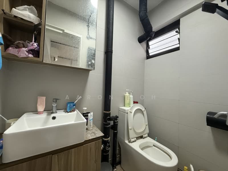 363 Clementi Avenue 2, 363 Clementi Avenue 2, 2 Bedrooms, 721 sqft, HDB Flat For Sale, by Aaron Goh, 500113376 - Bathroom - PropertyGuru.com.sg